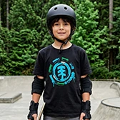Um jovem com uma camisa listrada amarela e branca